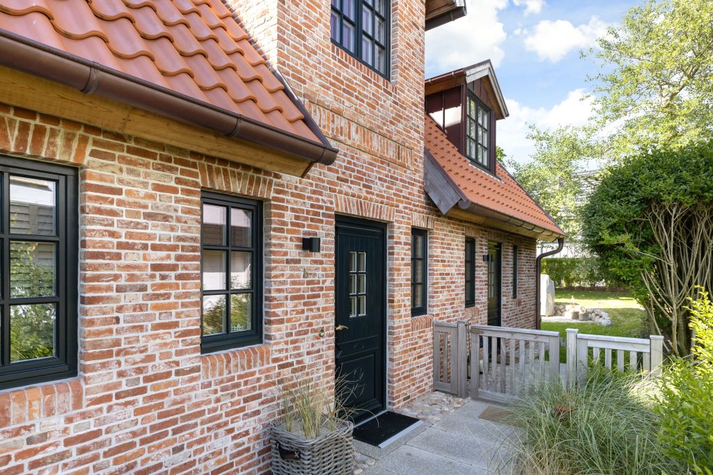 Der Haupteingang von einem Ferienhaus auf Sylt