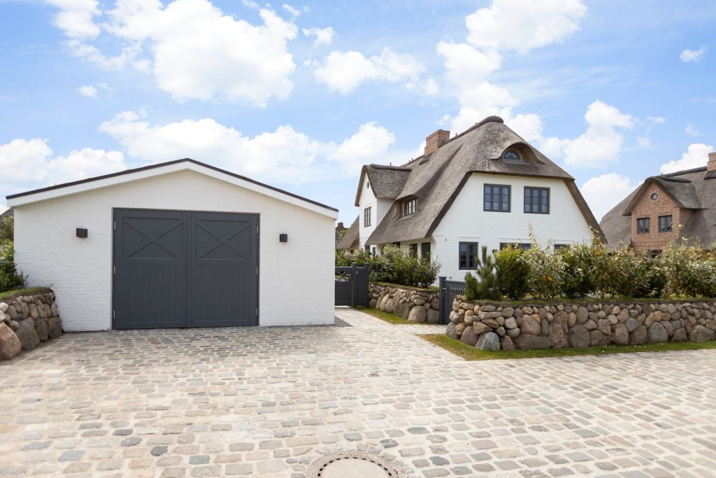 Außenanlage eines Ferienhauses auf Sylt