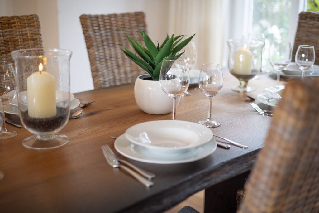 Gedeckter Tisch in Ferienwohnung auf Sylt