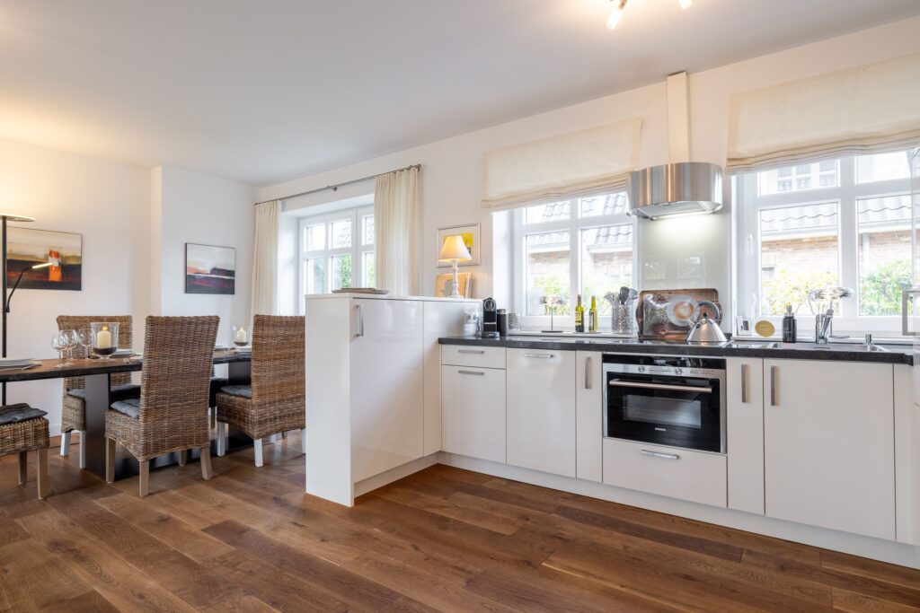 Küche mit Holzboden in Ferienwohnung auf Sylt