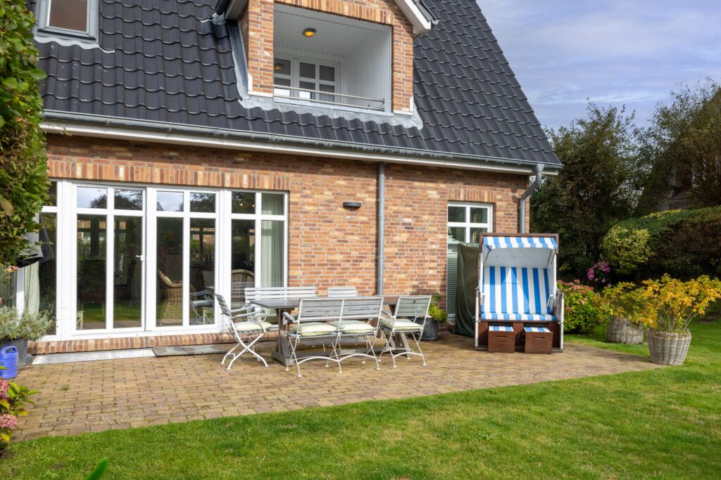 Terrasse mit Strandkorb in Ferienwohnung auf Sylt