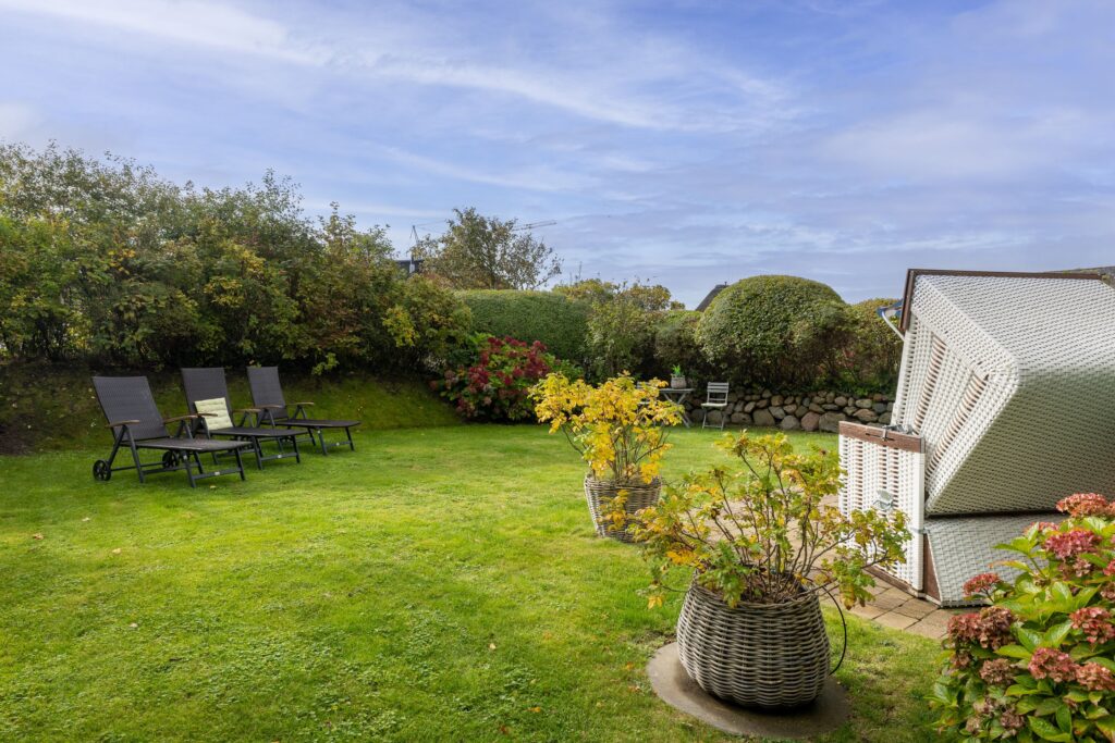 Garten mit Liegen und Strandkorb in Ferienwohnung auf Sylt