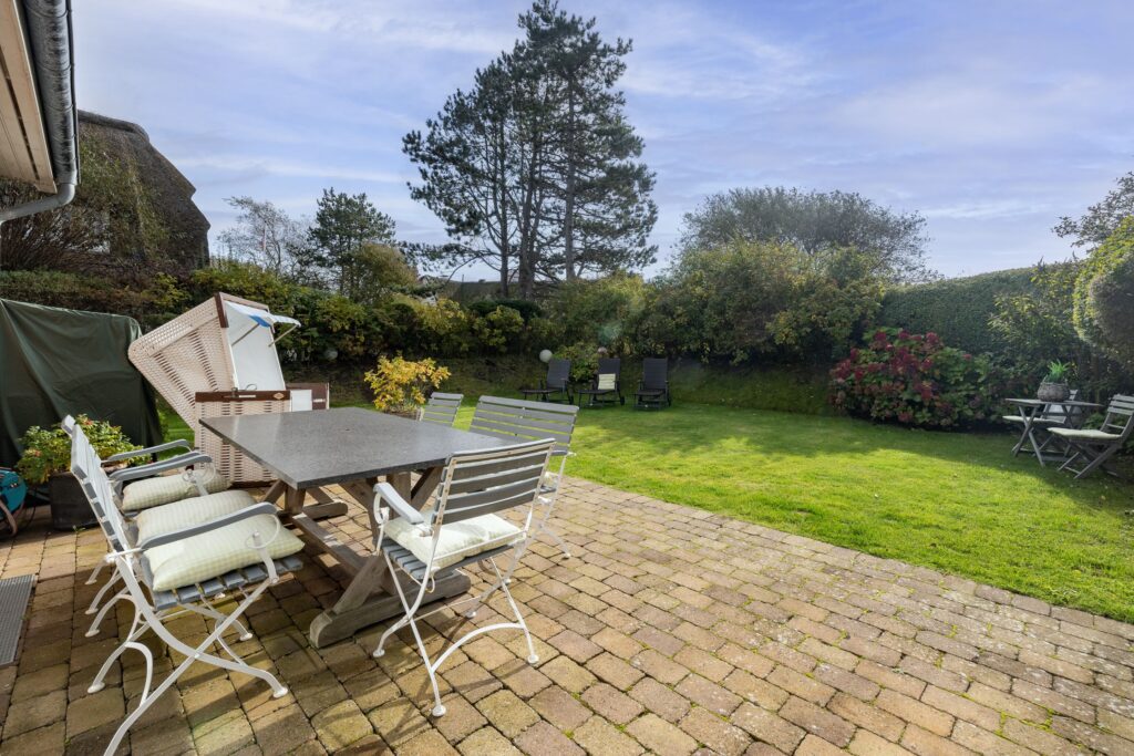 Terrasse mit Tisch und Stühlen an Ferienwohnung auf Sylt