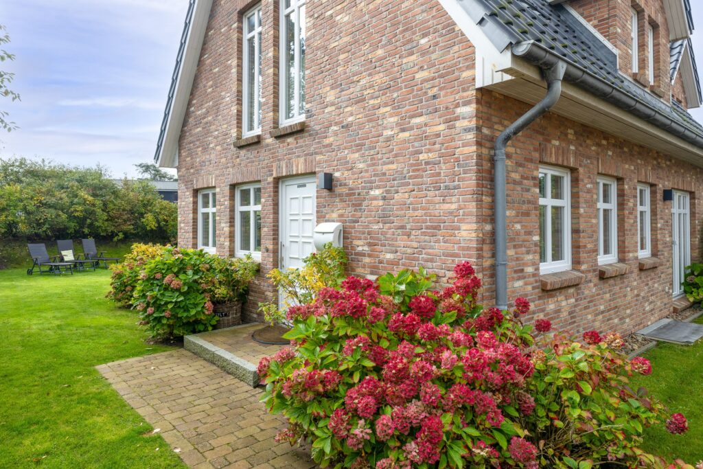 Ferienhaus mit Steinwand auf Sylt