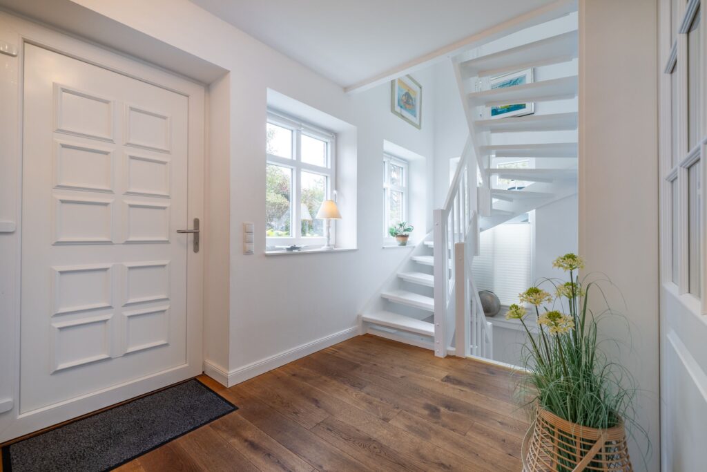 Treppe aus weißem Holz in Ferienwohnung auf Sylt