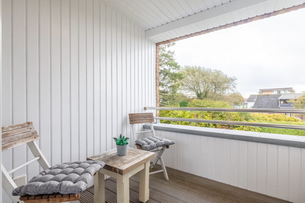 Stühle mit Beistelltisch auf Balkon in Ferienwohnung auf Sylt