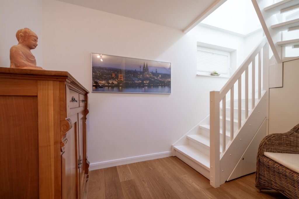 Weiße Holztreppe in Ferienwohnung auf Sylt