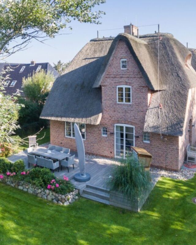 Romantischer Sylt-Urlaub für die ganze Familie...❤️ 🐾 👨‍👩‍👧‍👦

Das reetbedeckte Traumhaus "Girasol" liegt mitten in Wenningstedt und lässt regelmäßig Urlauberherzen höher schlagen! 🌟

✨ 8 Personen
🐶 Haustiere willkommen 
🧖‍♀️ Sauna
🌳 Terrasse
🔥 Kamin
💕 Traumlage

#friesenglück #reet #wenningstedt #urlaub #ferienwohnung #strandnah #urlaubsdomizil #sylt #syltliebe #urlaubaufsylt #nordseeurlaub #nordsee #nordfriesland #urlaubinnordfriesland #urlaubzuzweit #winterurlaub #sommerurlaub #inselurlaub #inselliebe #nordseeinsel #urlaubindeutschland #urlaubmithund #urlaubammeer #ferienhaus