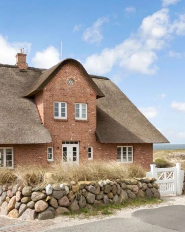 Allerste Sylter Sahnelage...👌🏼🍦💗

Das Friesenhaus "Seesicht" in den Hörnumer Dünen ist der Ort, an dem man an stürmischen Tagen auf Sylt aufwachen möchte - und wohl eins der am stilvollsten eingerichteten Häuser der Insel. ✨😉

✨ 8 Personen
🧖‍♀️ Sauna
🌊 Meerblick
🌳 Terrasse
⛱ Balkon
🔥 Kamin
🏆 PREMIUMLAGE!

#friesenglück #reet #hörnum #urlaub #ferienwohnung #strandnah #urlaubsdomizil #sylt #syltliebe #urlaubaufsylt #nordseeurlaub #nordsee #nordfriesland #urlaubinnordfriesland #urlaubzuzweit #winterurlaub #sommerurlaub #inselurlaub #inselliebe #nordseeinsel #urlaubindeutschland #urlaubmithund #urlaubammeer #ferienhaus