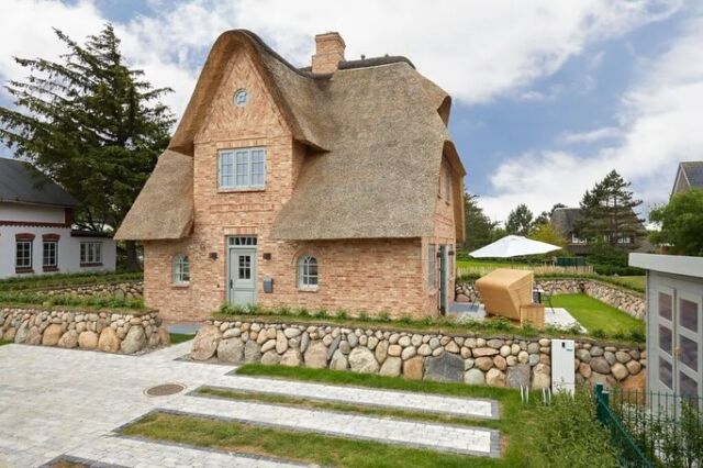 Urlaubsglück ❤️

Das „BoHüs“ in Wenningstedt vereint beste Lage mit exklusivem Design, edlen materialen und viel Liebe zum Detail. Sauna, Kamin, ein großer Garten mit sonniger Terrasse und bequeme Boxspringbetten garantieren höchsten Wohnkomfort für Ihren perfekten Sylt-Familienurlaub. 🌊☀️🌸

🏡 8 Personen
🍽️ Offene Küche
🔥 Kamin und Sauna
🌴 Ruhige Lage